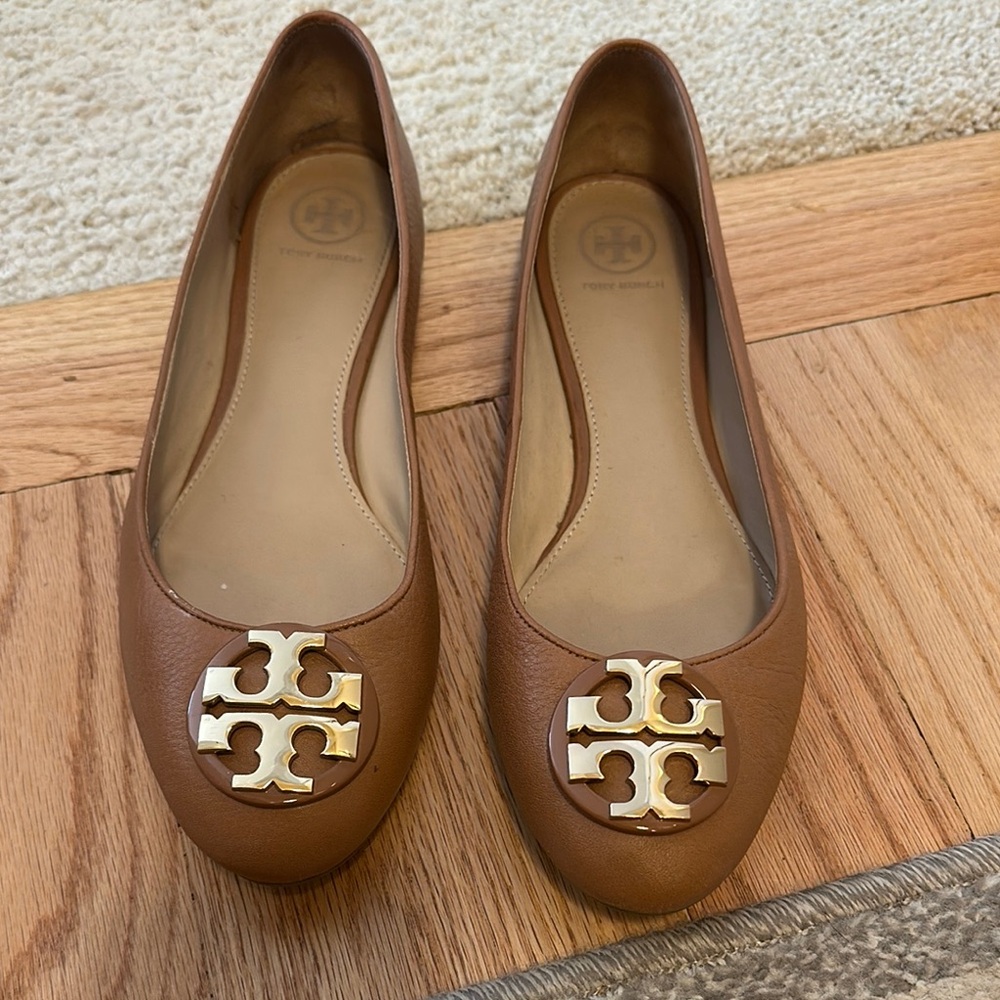 Tory Burch Tan Leather Flats with Iconic Logo